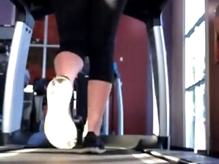 pawg in witness thru yogas on treadmill!!